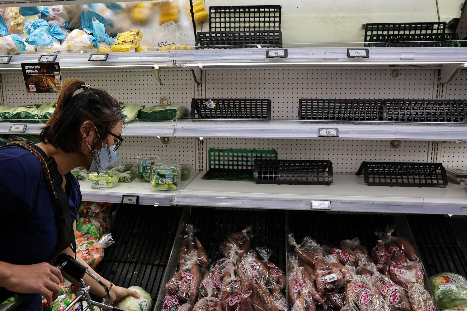 Menschen kaufen Lebensmittel in einem Supermarkt vor dem Taifun Krathon, der sich in den frühen Morgenstunden des Mittwochs in Taipeh, Taiwan, am 30. September 2024 voraussichtlich verstärken und auf ungewöhnliche Weise an Taiwans dicht besiedelter Westküste landen wird. (Ann Wang/Reuters)